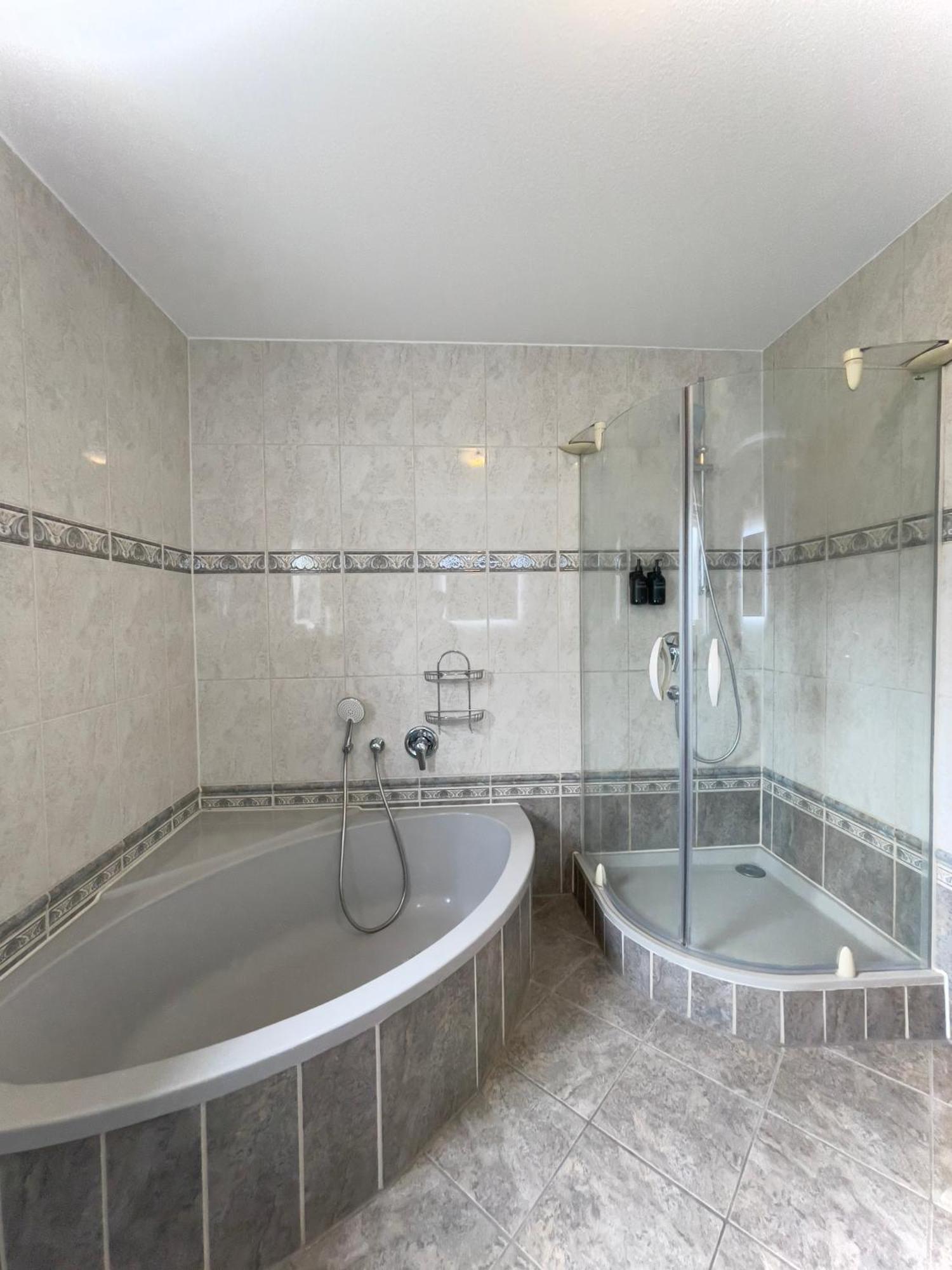 110Qm - 4 Zimmer - Privat Parkplatz - Zentral - Balkon - Mallibase Apartments 카셀 외부 사진